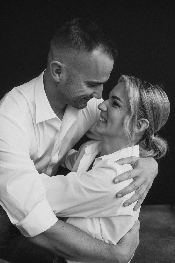 Simona a Luboš v objatí, čiernobiela fotografia